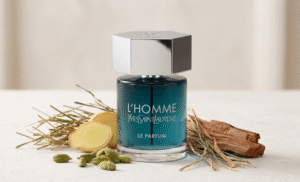 Флаконът на аромата Yves Saint Laurent L’Homme Le Parfum е обграден от ключовите съставки на аромата: пресен джинджифил, зелени шушулки кардамон и кедрово дърво върху лека, текстурирана повърхност